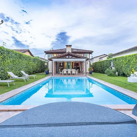 Gatti 马里纳-迪-皮特拉桑塔